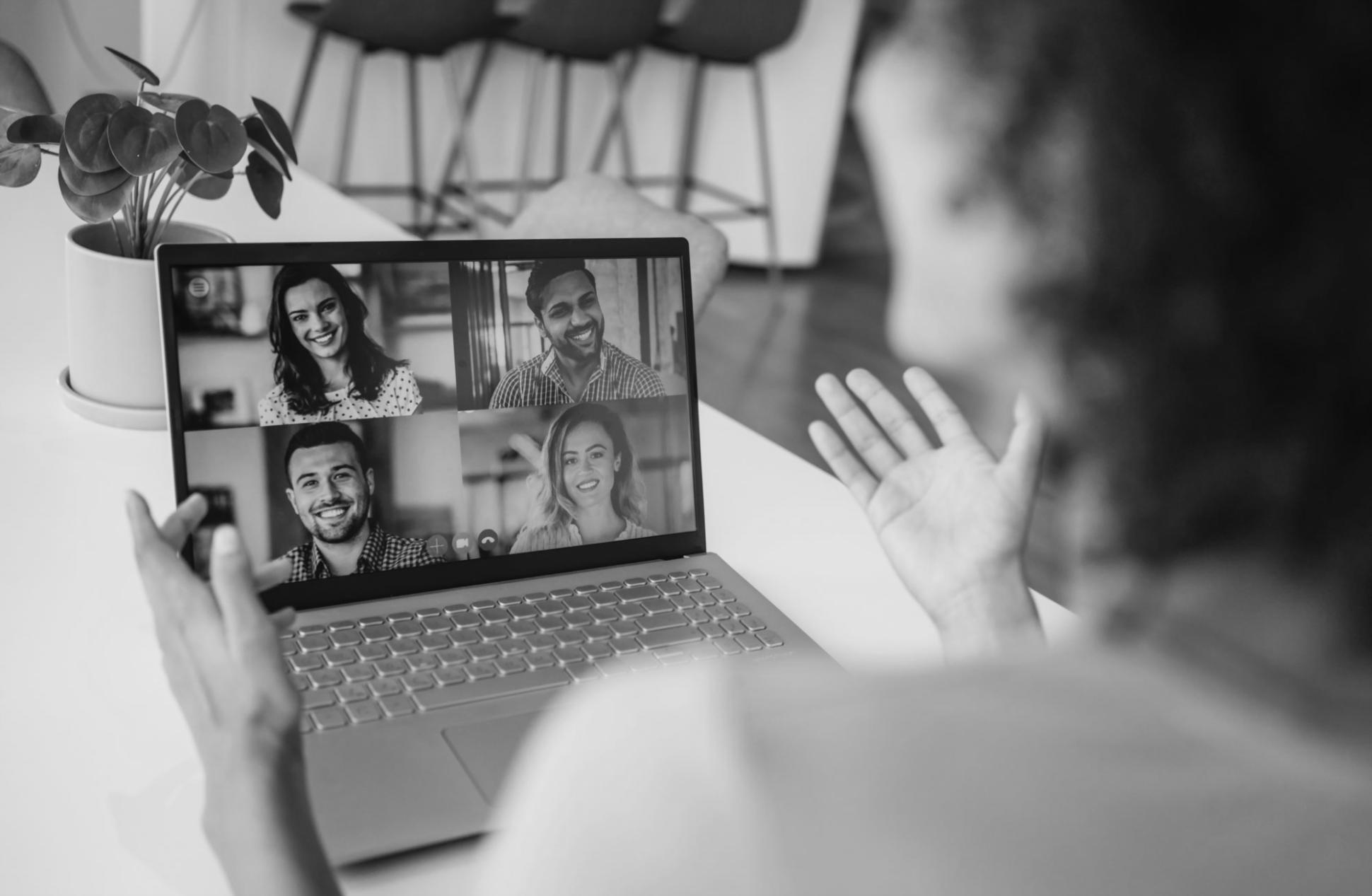 Team bei der Arbeit mit Finanzanalyse-Software