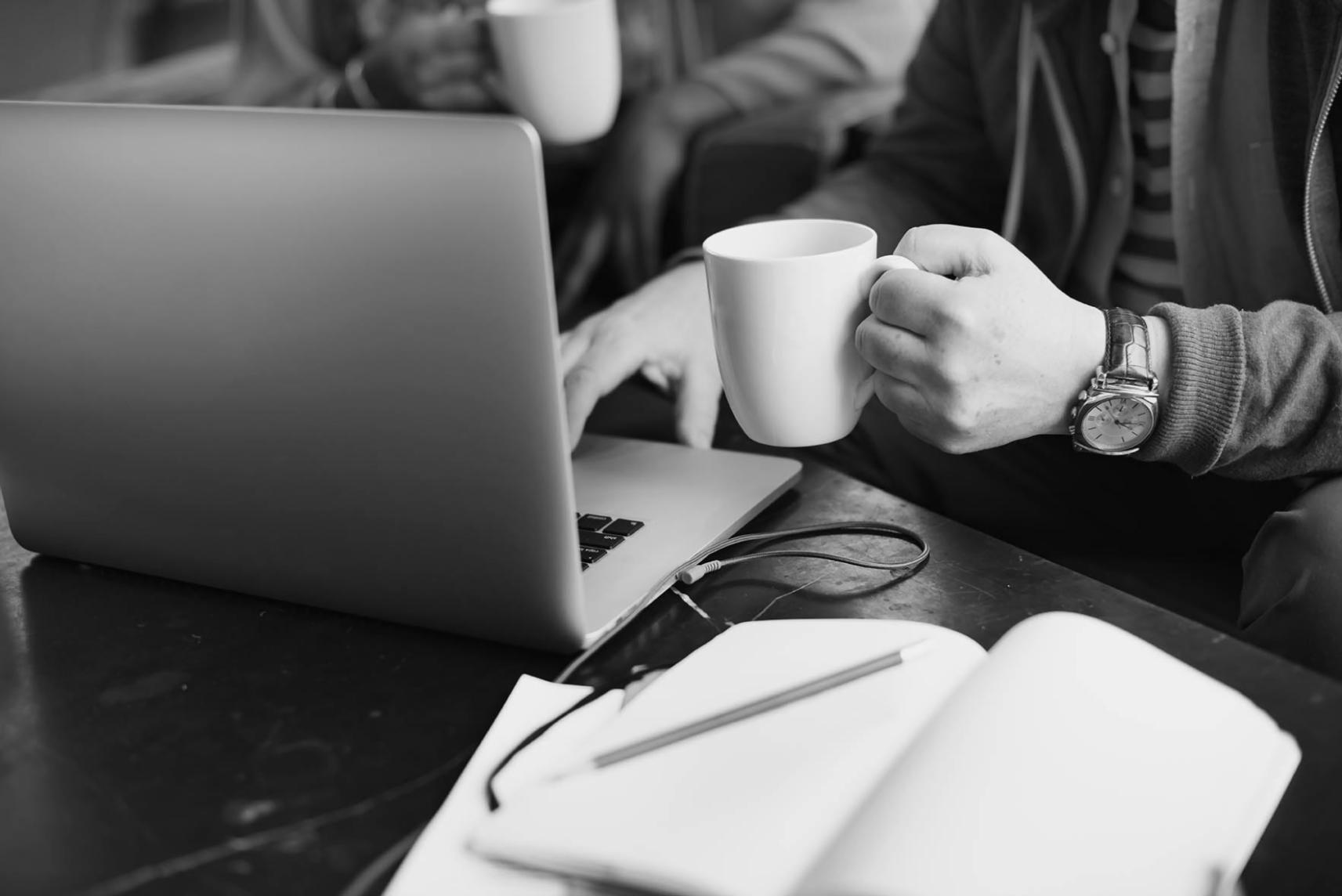 Moderne Arbeitsumgebung für Finanzanalysen mit mehreren Monitoren