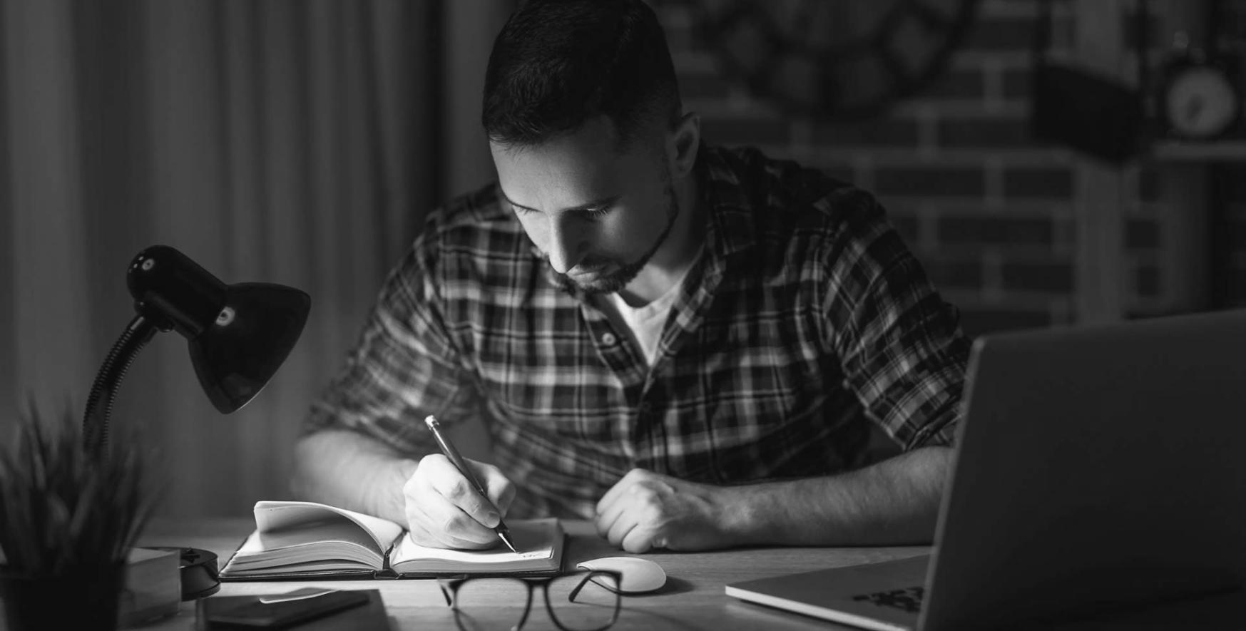 Detaillierte Finanzanalyse auf einem Laptop-Bildschirm